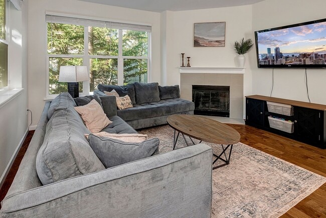 Photo - 3 Bed/ 2.75 Bath Townhome in Lynwood