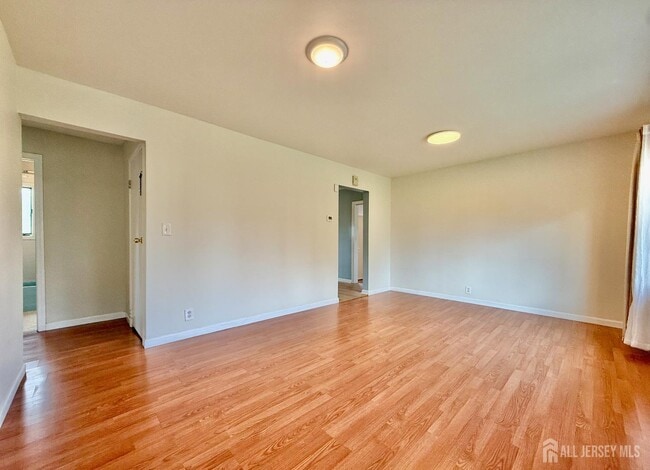 Photo - 33 Windsor Dr