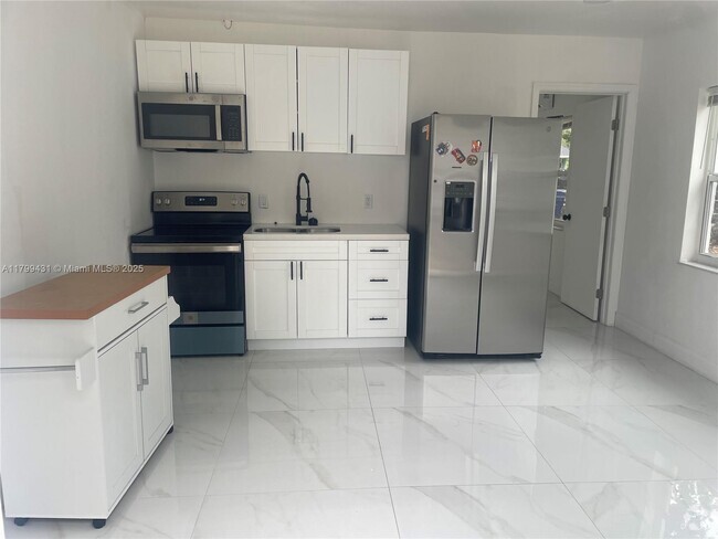 Building Photo - 809 NW 15th Terrace Unit Rear Rental