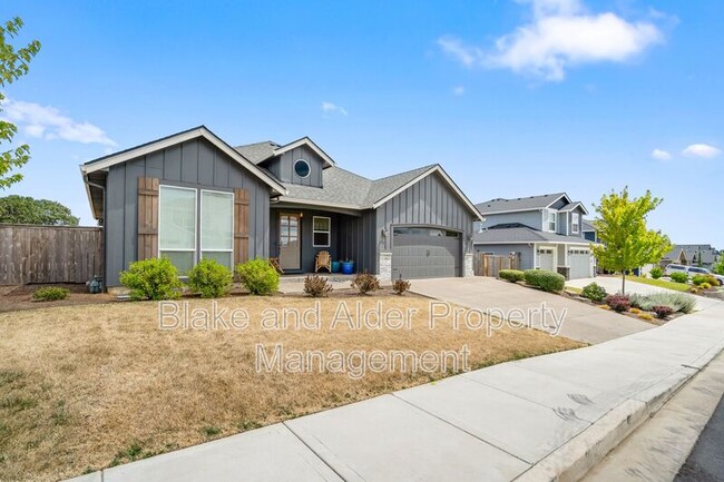 Photo - 496 NW Cascade Mountain Dr