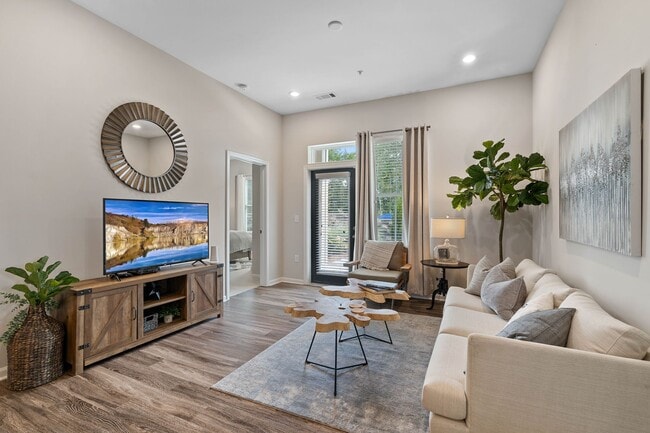 Sala de estar con suelo de superficie dura - Avalon at Palisades