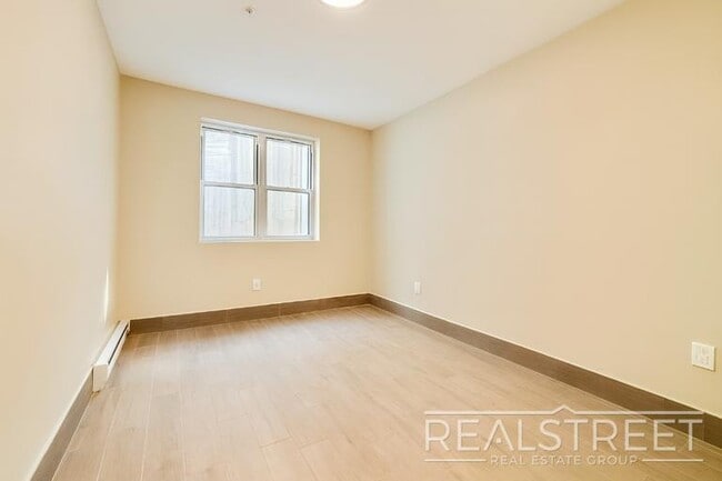 Photo - Gorgeous 3 Queen Size Bedrooms 1.5 Bath Duplex with Outdoor Space and Private Laundry in Prime Clint Unit 1
