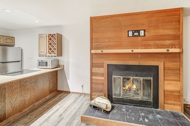 Building Photo - Wilderness One Bedroom Available 7/7! Close to hiking trails and great amenities. Amazing SUN!