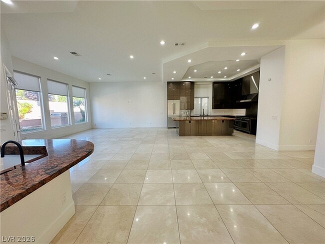 Photo - 2025 Grouse St