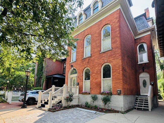 Photo - 245 Georgia St