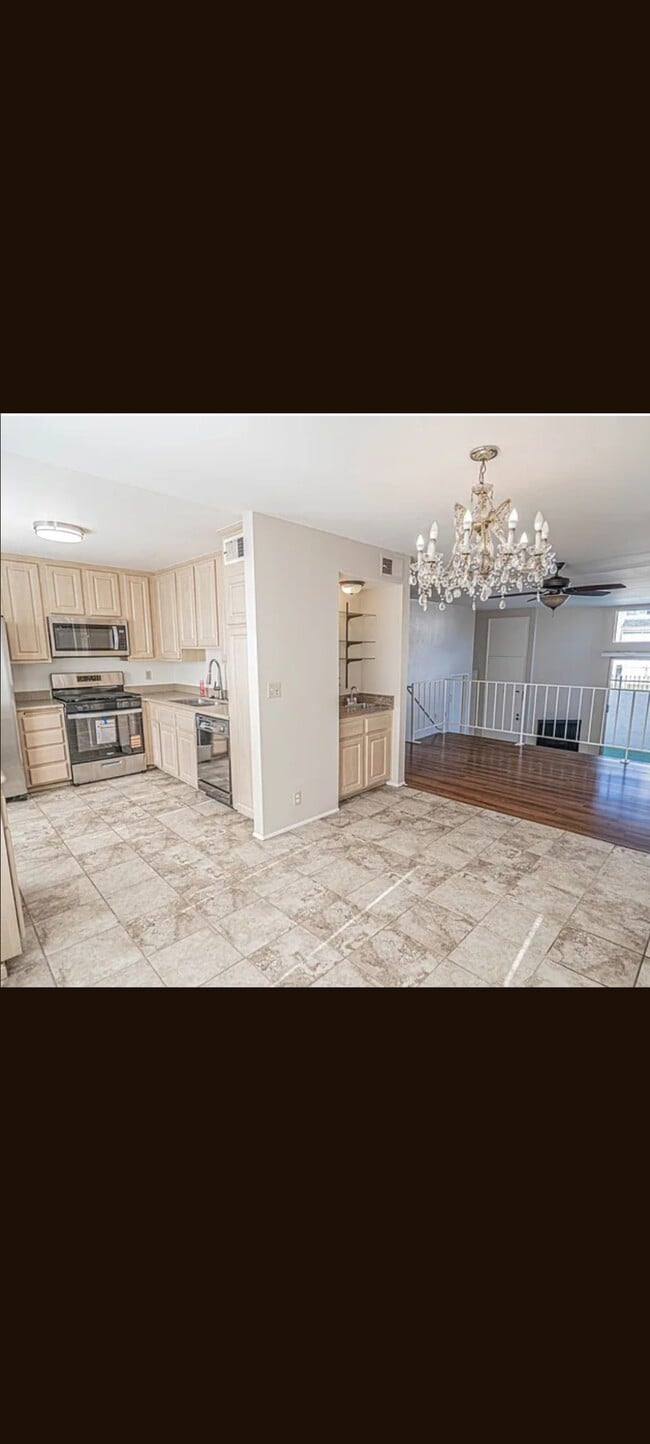 Building Photo - 9950 Topanga Canyon Blvd Unit 26