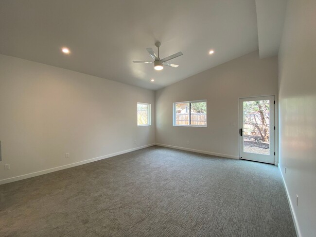 Photo - 100 W Hummingbird Ln