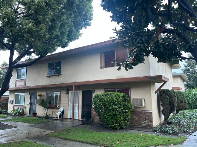 Building Photo - 8784 Valley View St