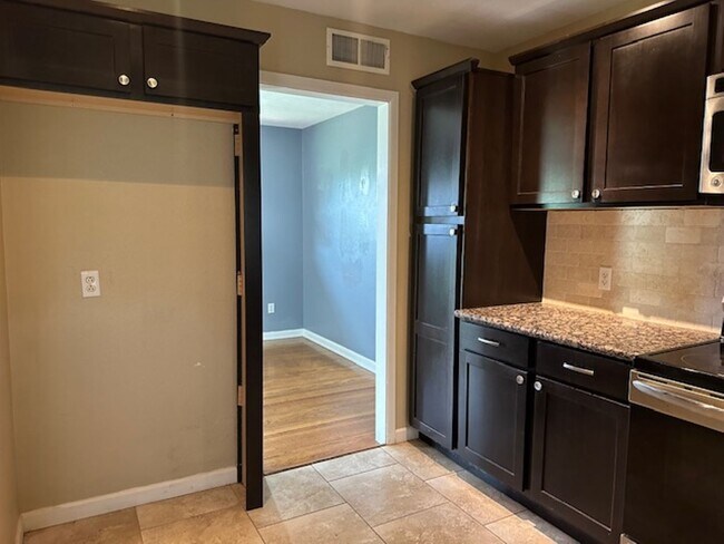 Photo - 817 E Carroll Ln