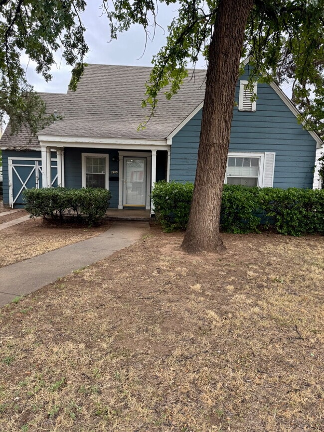 Building Photo - 2 Story Cute House Close to Campus! Flexible lease terms available. Choose from 6, 9, or 18-month...