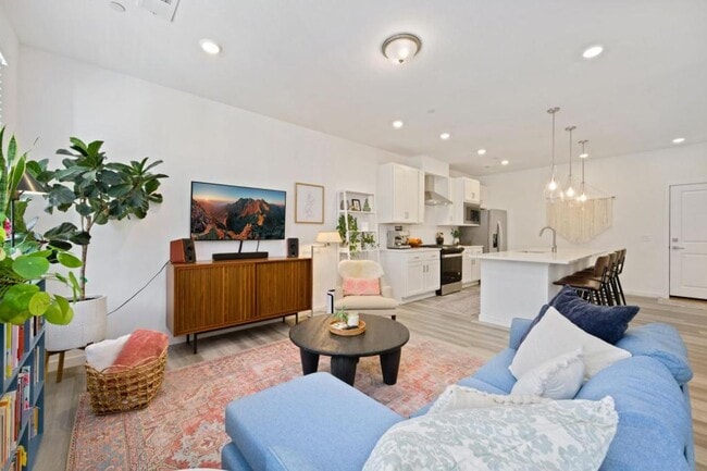 Photo - 748 Silver Maple Ln