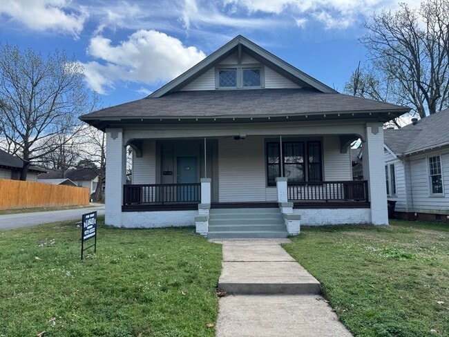 Building Photo - Totally updated 2 Bedroom 1 1/2 Bathroom Home Near UAMS