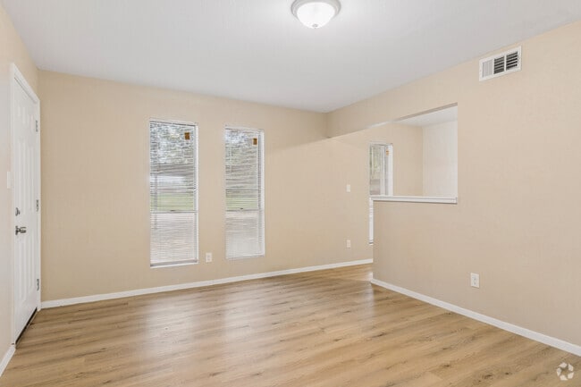 1BR, 1BA - 750SF - Living Room - Westwood Gardens