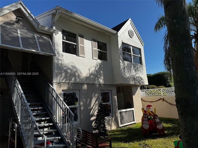 Building Photo - 17500 NW 67th Pl Unit P-4