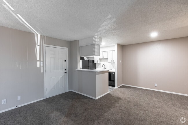 1.5BR, 1BA - 881SF - Living Room - Cimarron Place Apartments