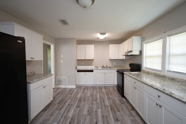 Photo - 1103 W Railroad St