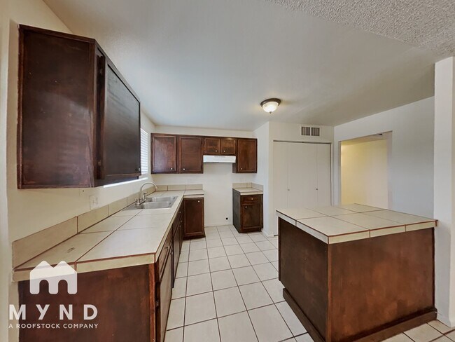 Photo - 5619 N 61st Cir