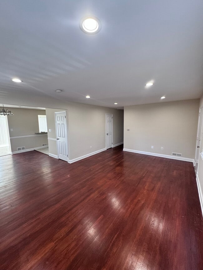 Sala de estar - 2409 Afton St