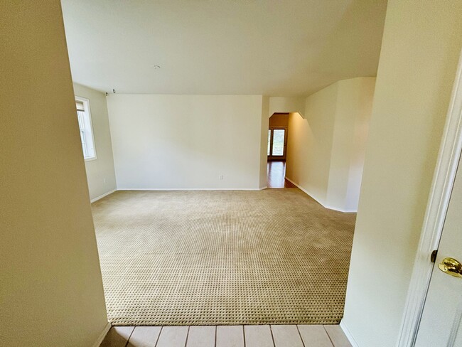 Photo - 325 Creekside Pl