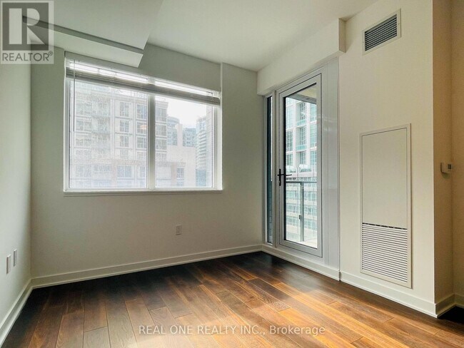 Photo - 115 Blue Jays Way Unité 717