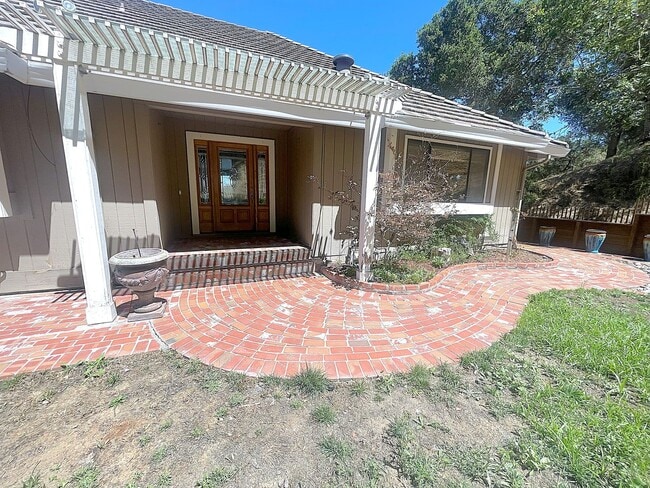 Building Photo - $4,595 - Large Gorgeous 3/2 Tri-Level Home...