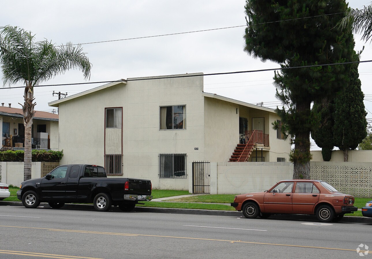 Photo - 2626 Mcfadden Ave Apartments