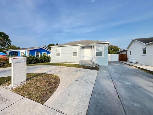 Photo - 909 C St