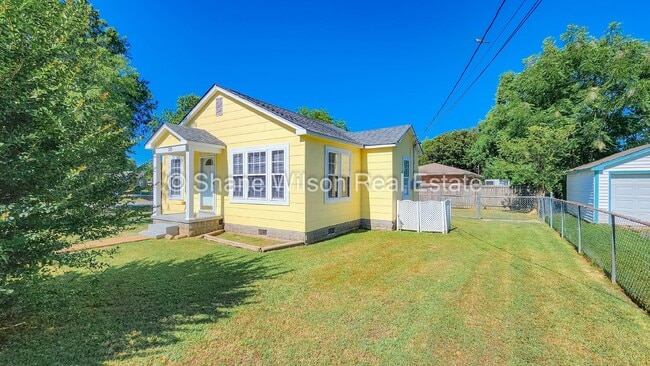 Cozy little 1 BR / 1 BA with big yard in Rossville, GA!! This one won't last long, come look at t...