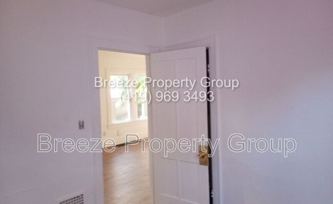 Photo - 2050 Berdan Ave