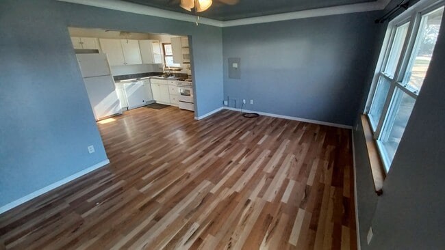 Building Photo - Cute 2 Bedroom House with detached garage