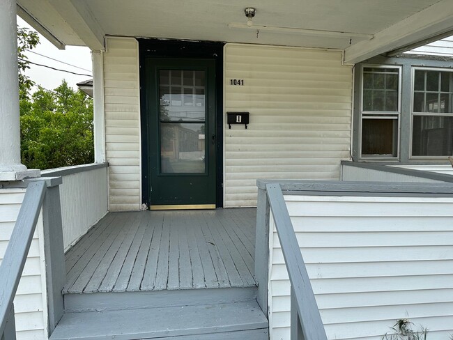 Building Photo - 1041 Cassopolis St Unit Apt 1