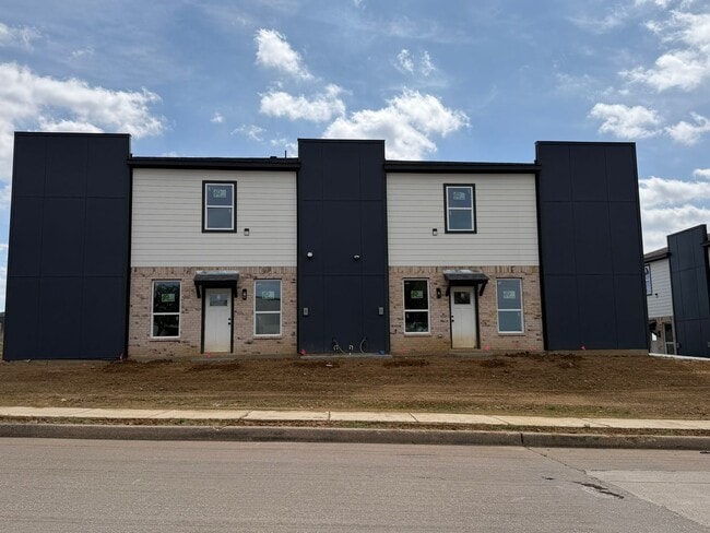 Building Photo - Yasmin Court Townhomes Unit 10548-704