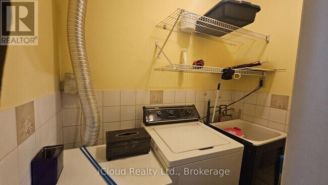 Photo - 1847 Lawrence Ave E