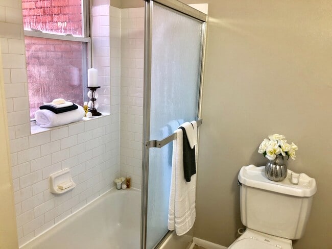 Photo - Gorgeous 3 Bedroom , 2 Level Townhome- Hardwood floors, Newly Renovated