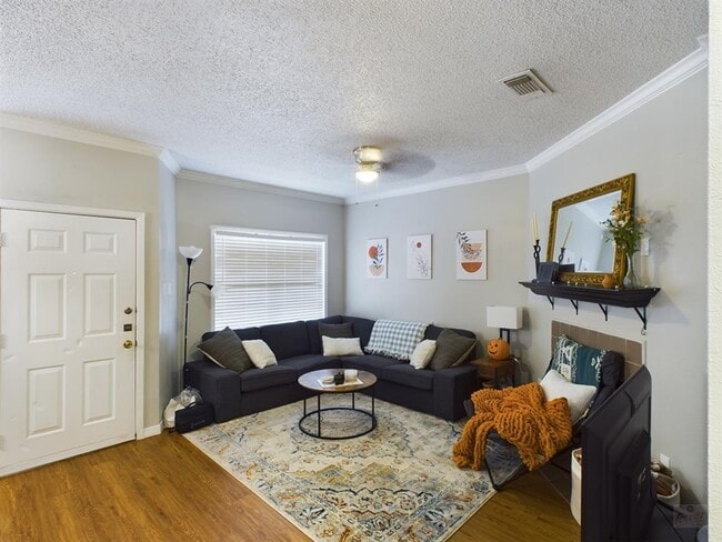 Building Photo - 915 W 23rd St Unit 104 Rental
