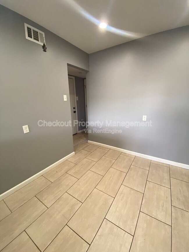 Photo - 812 Schirmer St