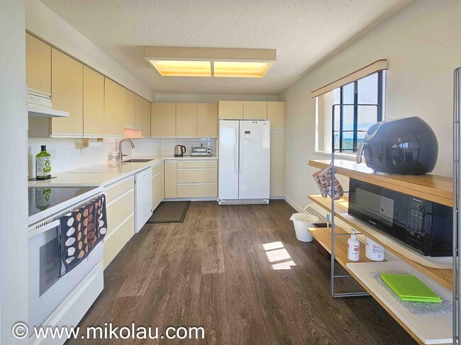 Photo - 6651 Minoru Blvd