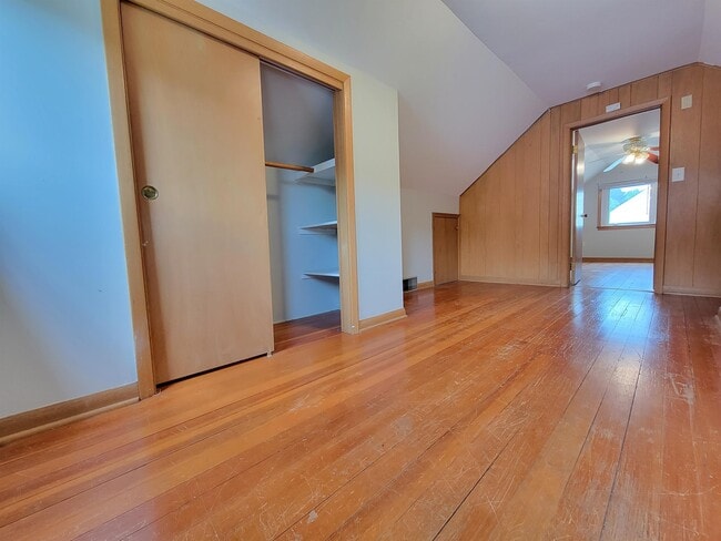 Photo - 1250-4 1/2 4 1/2 St NW