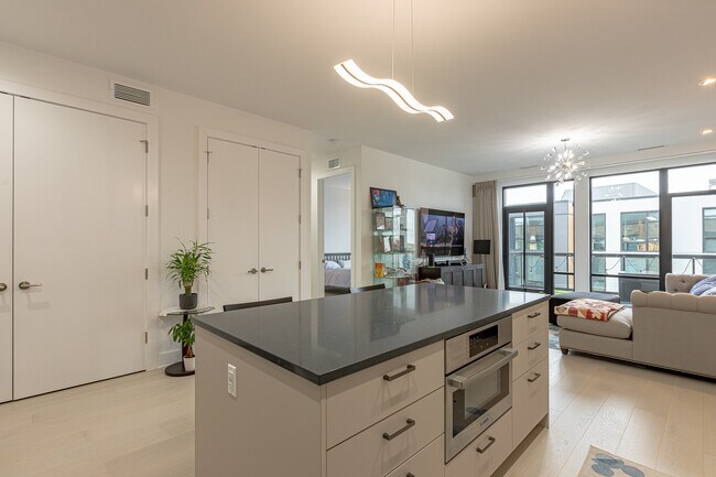 Photo - 1701 West Webster.-702 Unidad 702