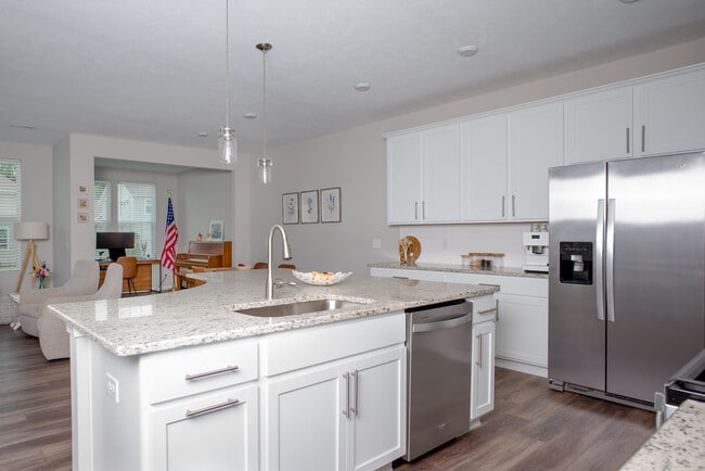 Photo - 810 Dipper Ln