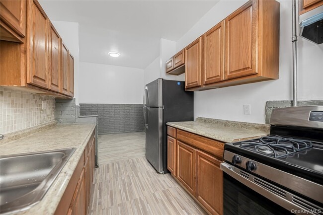 Building Photo - 1260 Evergreen Ave Unit 1