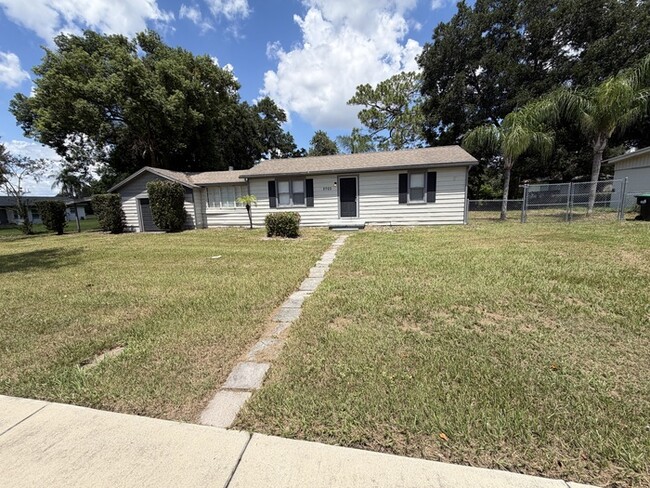 Building Photo - 3/2 Orlando Home Large Back Yard Immediate Move In!