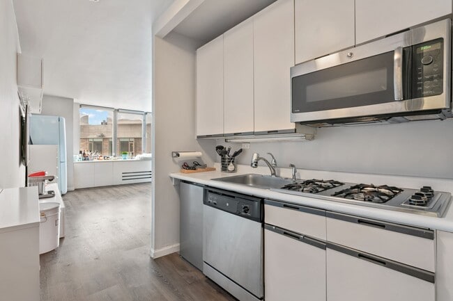 Photo - 500 W 43rd St