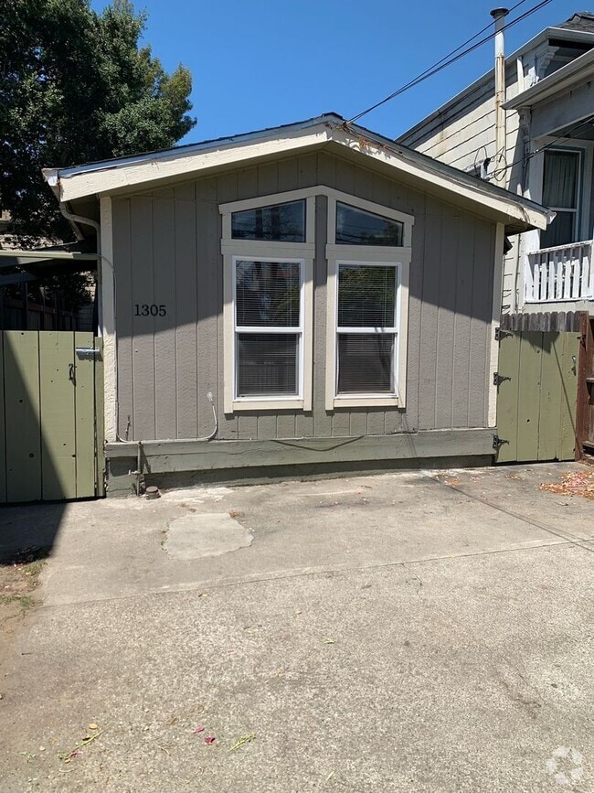 Building Photo - 1/2 Off First Month's Rent, 2Bdrm, 1Bath, ... Rental