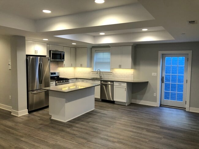 Open Kitchen & Living Room - 4527 49th St NW Apartamentos Unidad Basement