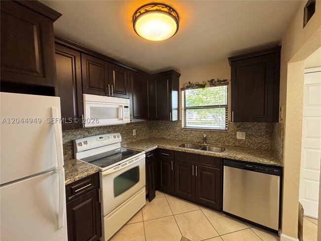 Building Photo - 21909 Lake Forest Cir Unit 205