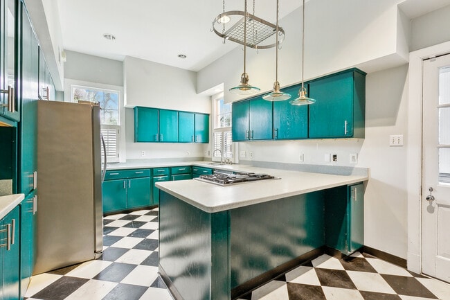 Photo - 523 Turquoise St