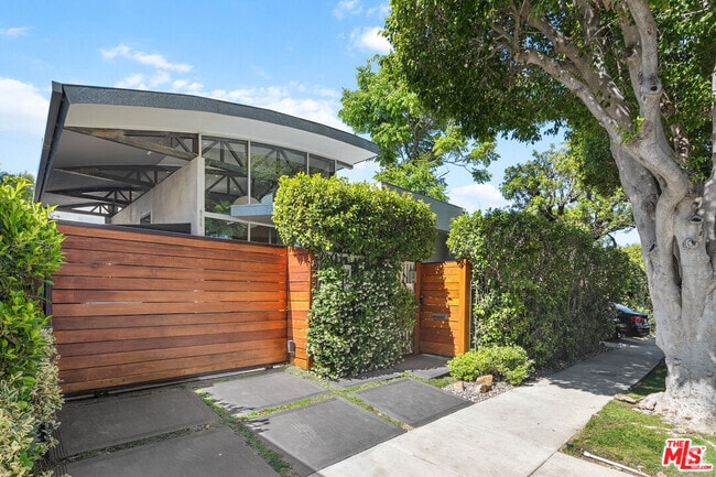 Building Photo - 8735 Dorrington Ave Rental