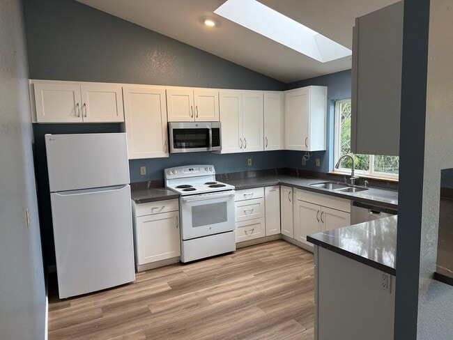 Photo - 3 Bedroom + 2 Bath +Family Room Tri-Level Lynnwood $2950 per Month