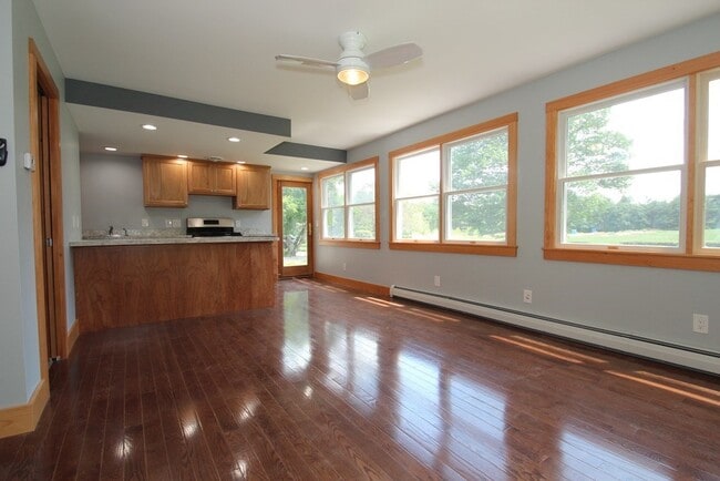 Photo - 137 Parmenter Rd Unit B